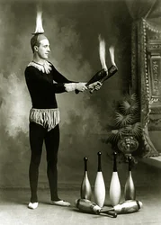 J.T. Doyle, giocoliere da circo e carnevale con birilli e ciotola infuocati, c.1902
